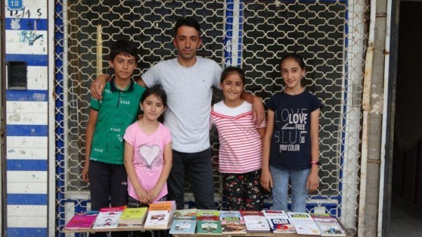 Foto - Okul masrafları için kitap satıyorlar