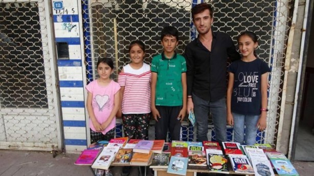 Foto - Okul masrafları için kitap satıyorlar