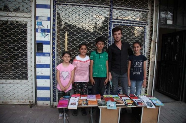 Foto - Okul masrafları için kitap satıyorlar