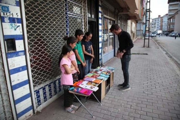 Foto - Okul masrafları için kitap satıyorlar