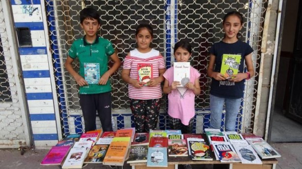 Foto - Okul masrafları için kitap satıyorlar
