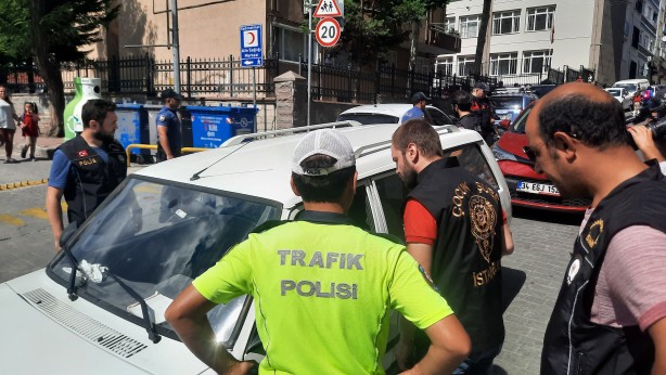 Okul önlerinde asayiş uygulaması! Araçlar didik didik arandı