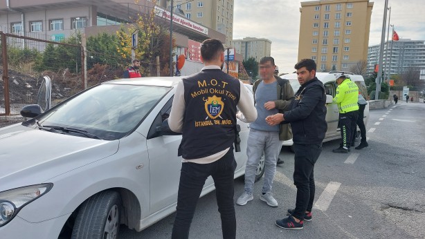 Okul önlerinde sıkı denetim