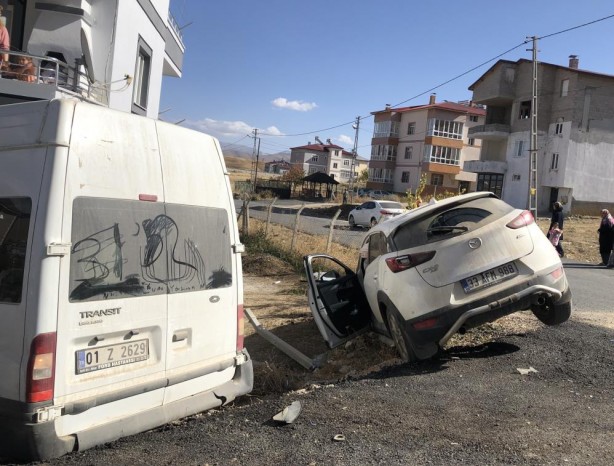 Foto - Okul servisi ciple çarpıştı! Yaralılar var