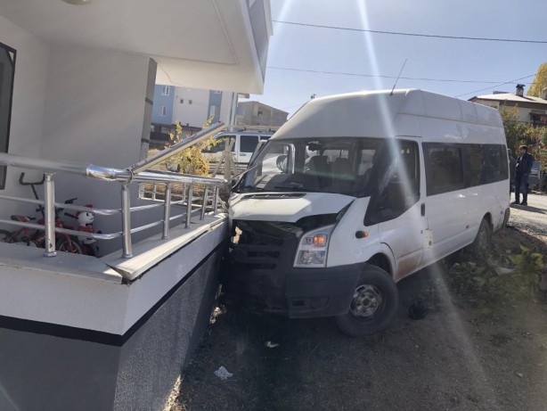 Foto - Okul servisi ciple çarpıştı! Yaralılar var