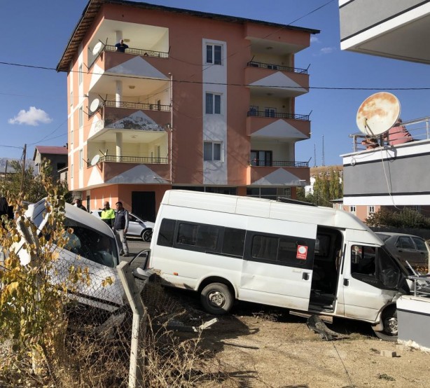 Foto - Okul servisi ciple çarpıştı! Yaralılar var