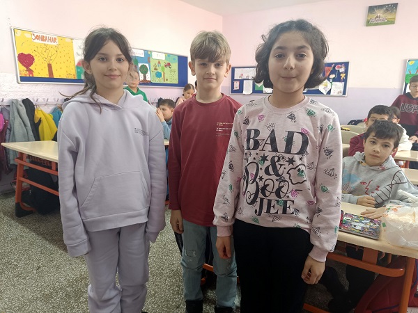 Foto - Okullu kedi Çakıl, dersleri kaçırmıyor