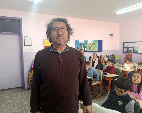 Foto - Okullu kedi Çakıl, dersleri kaçırmıyor