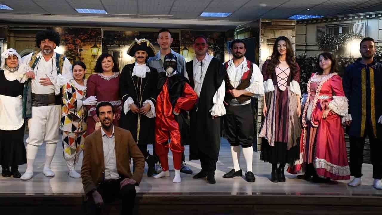 Okulu baştan sona yenilediler: Tiyatro yalancı restorasyon gerçek