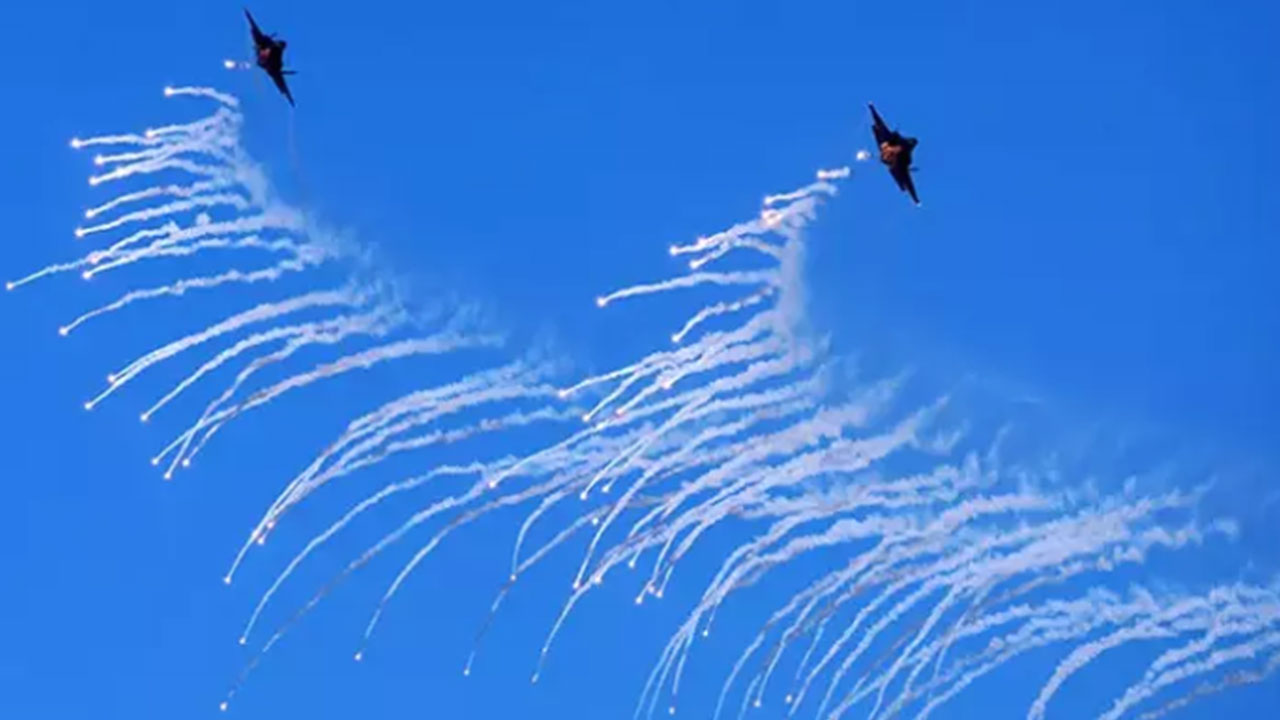 Olacak iş değil! Savaş uçakları yanlışlıkla sivilleri vurdu