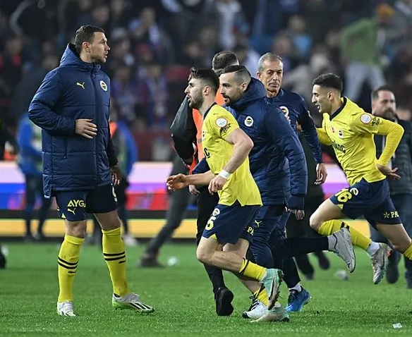 Foto - Olaylı Trabzonspor - Fenerbahçe derbisinde şok gerçek ortaya çıktı! Meğer sahaya giren taraftar… Şaşkına çeviren gelişme!