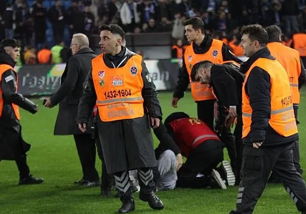 Olaylı Trabzonspor - Fenerbahçe derbisinde şok gerçek ortaya çıktı! Meğer sahaya giren taraftar… Şaşkına çeviren gelişme!