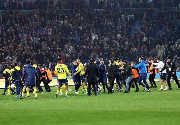 Foto - Olaylı Trabzonspor - Fenerbahçe derbisinde şok gerçek ortaya çıktı! Meğer sahaya giren taraftar… Şaşkına çeviren gelişme!