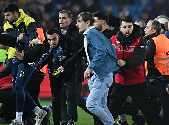 Foto - Olaylı Trabzonspor - Fenerbahçe derbisinde şok gerçek ortaya çıktı! Meğer sahaya giren taraftar… Şaşkına çeviren gelişme!