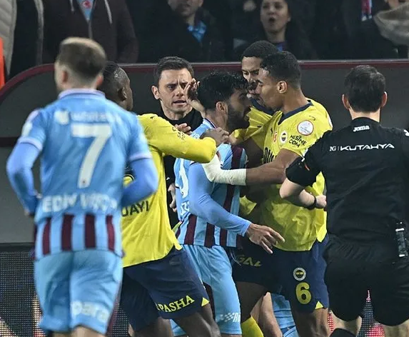 Foto - Olaylı Trabzonspor - Fenerbahçe derbisinde şok gerçek ortaya çıktı! Meğer sahaya giren taraftar… Şaşkına çeviren gelişme!