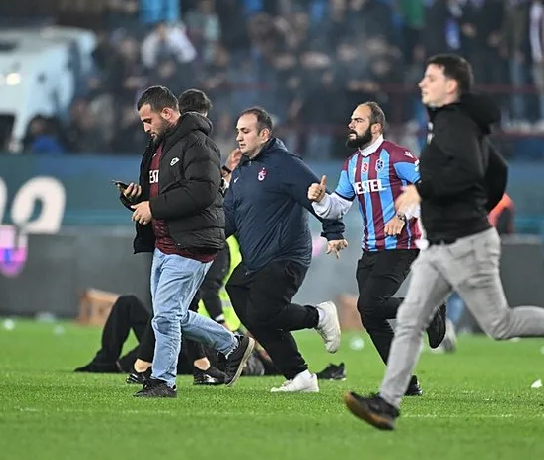 Foto - Olaylı Trabzonspor - Fenerbahçe derbisinde şok gerçek ortaya çıktı! Meğer sahaya giren taraftar… Şaşkına çeviren gelişme!