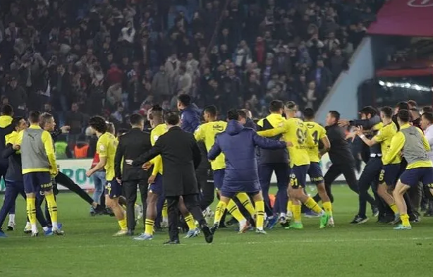 Foto - Olaylı Trabzonspor - Fenerbahçe derbisinde şok gerçek ortaya çıktı! Meğer sahaya giren taraftar… Şaşkına çeviren gelişme!