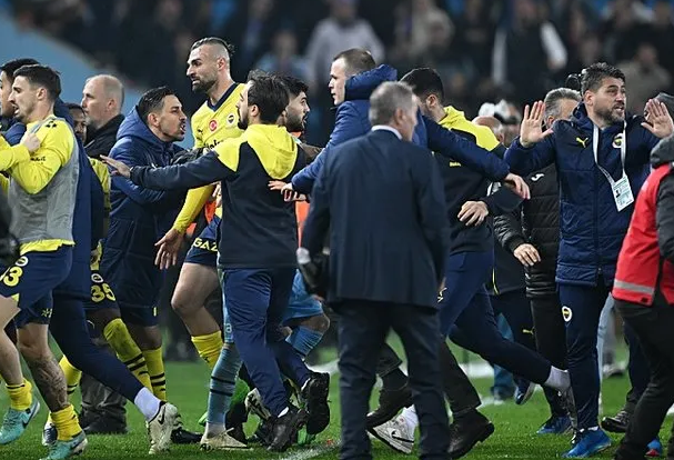 Foto - Olaylı Trabzonspor - Fenerbahçe derbisinde şok gerçek ortaya çıktı! Meğer sahaya giren taraftar… Şaşkına çeviren gelişme!