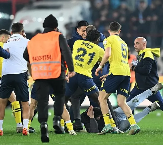 Foto - Olaylı Trabzonspor - Fenerbahçe derbisinde şok gerçek ortaya çıktı! Meğer sahaya giren taraftar… Şaşkına çeviren gelişme!