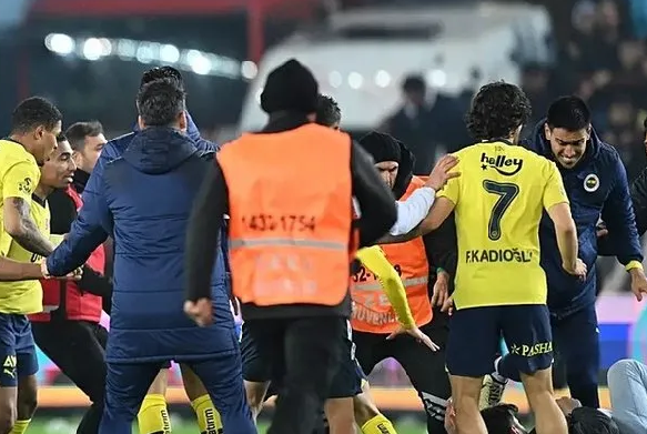 Foto - Olaylı Trabzonspor - Fenerbahçe derbisinde şok gerçek ortaya çıktı! Meğer sahaya giren taraftar… Şaşkına çeviren gelişme!