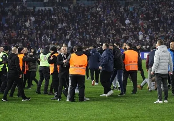 Foto - Olaylı Trabzonspor - Fenerbahçe derbisinde şok gerçek ortaya çıktı! Meğer sahaya giren taraftar… Şaşkına çeviren gelişme!