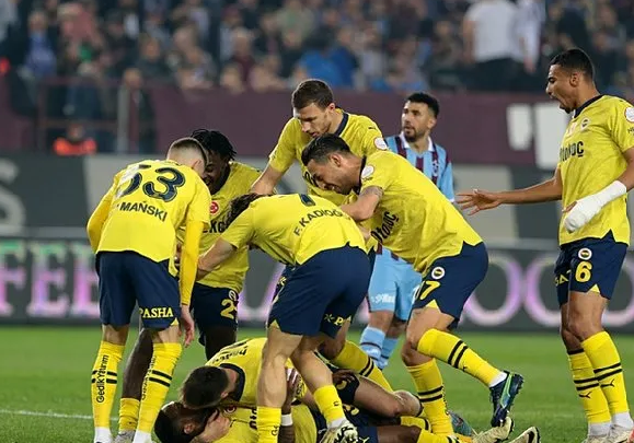 Foto - Olaylı Trabzonspor - Fenerbahçe derbisinde şok gerçek ortaya çıktı! Meğer sahaya giren taraftar… Şaşkına çeviren gelişme!