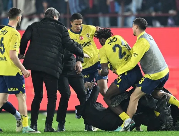 Foto - Olaylı Trabzonspor - Fenerbahçe derbisinde şok gerçek ortaya çıktı! Meğer sahaya giren taraftar… Şaşkına çeviren gelişme!
