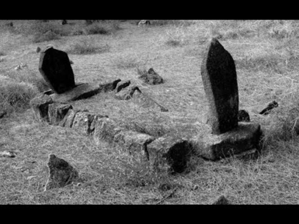 Foto - Ölen kişi gömüldüğünü görür mü?