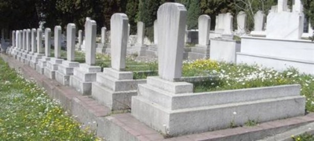 Foto - Ölen kişi gömüldüğünü görür mü?