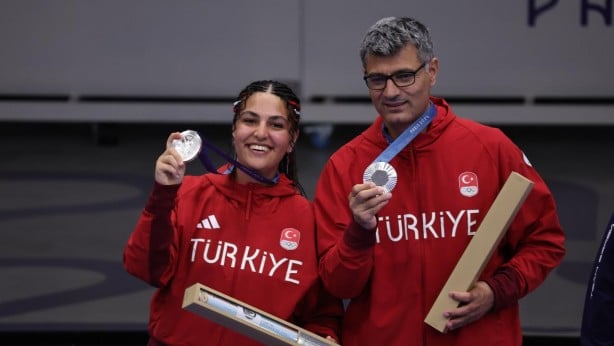 Foto - Olimpiyatlarda ekipmansız eli cebinde madalya kazanan Yusuf Dikeç bakın kimmiş! Dünya onu konuşuyor