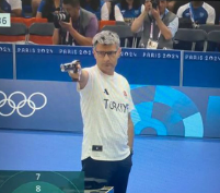 Olimpiyatlarda ekipmansız eli cebinde madalya kazanan Yusuf Dikeç bakın kimmiş! Dünya onu konuşuyor