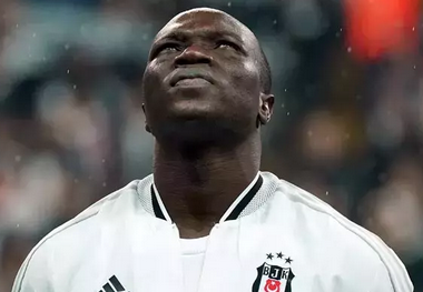 Olmaz olsun senin gibi bir futbolcu! Böylesi daha önce ne duyuldu ne görüldü! Derhal gönderin şu densizi...