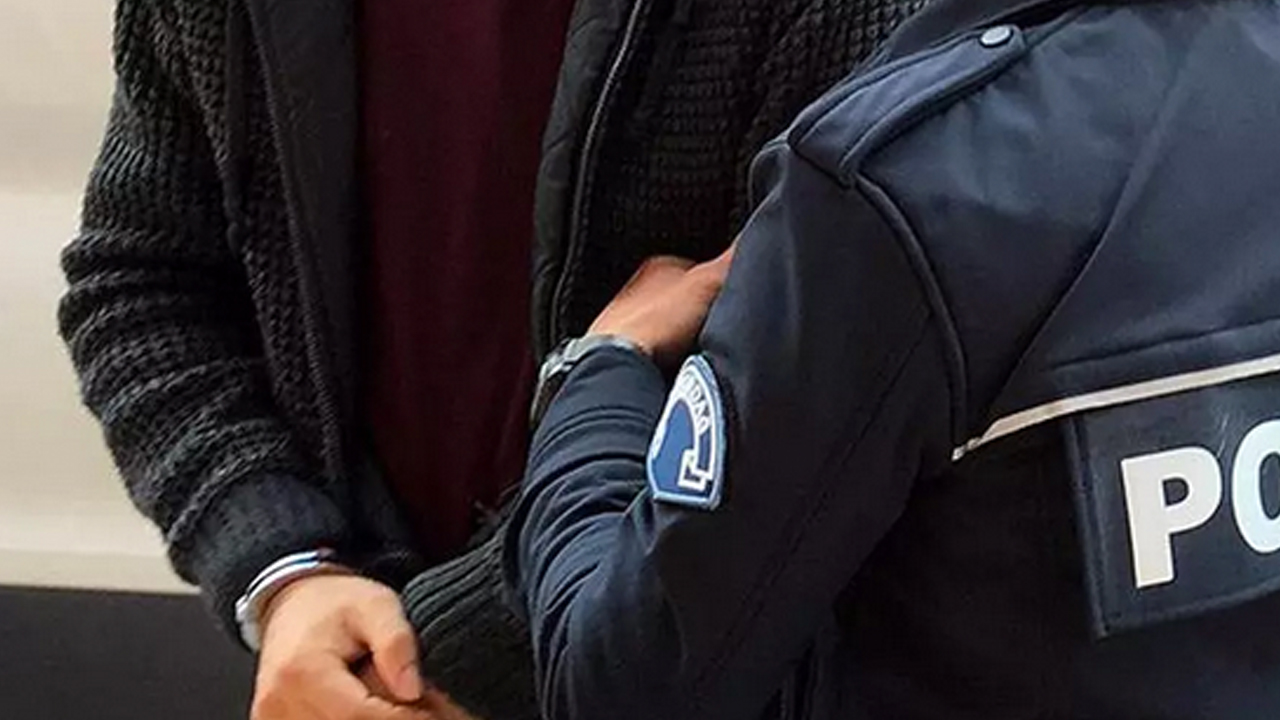 Foto - Olmaz olsun senin gibi profesör! Hiç mi utanmıyorsunuz yahu siz? Evinden çıkanlar ekipleri de şaşırttı