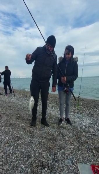 Foto - Oltasını alan sahile koştu | Antalya'da balıklar firar etti!