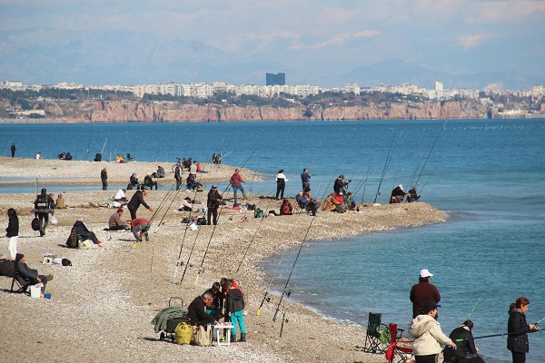 Foto - Oltasını alan sahile koştu | Antalya'da balıklar firar etti!