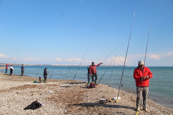 Foto - Oltasını alan sahile koştu | Antalya'da balıklar firar etti!