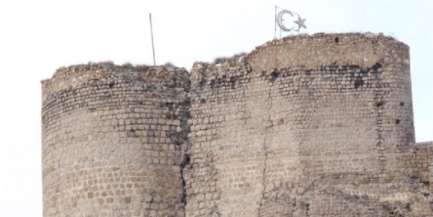 Foto - Oltu kalesi gövdesinde yarıklar oluştu