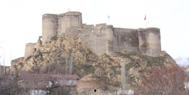 Foto - Oltu kalesi gövdesinde yarıklar oluştu
