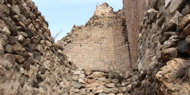 Foto - Oltu kalesi gövdesinde yarıklar oluştu