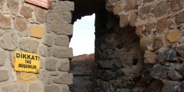 Foto - Oltu kalesi gövdesinde yarıklar oluştu