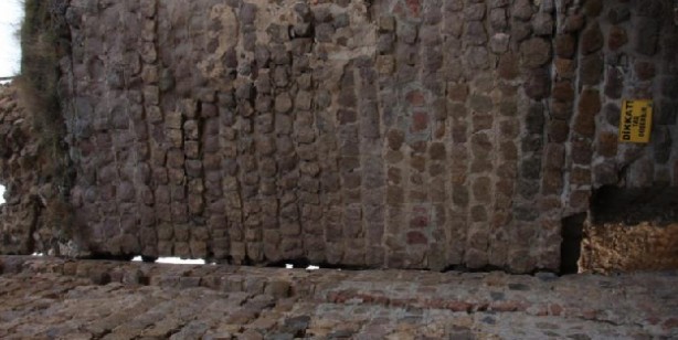 Oltu kalesi gövdesinde yarıklar oluştu