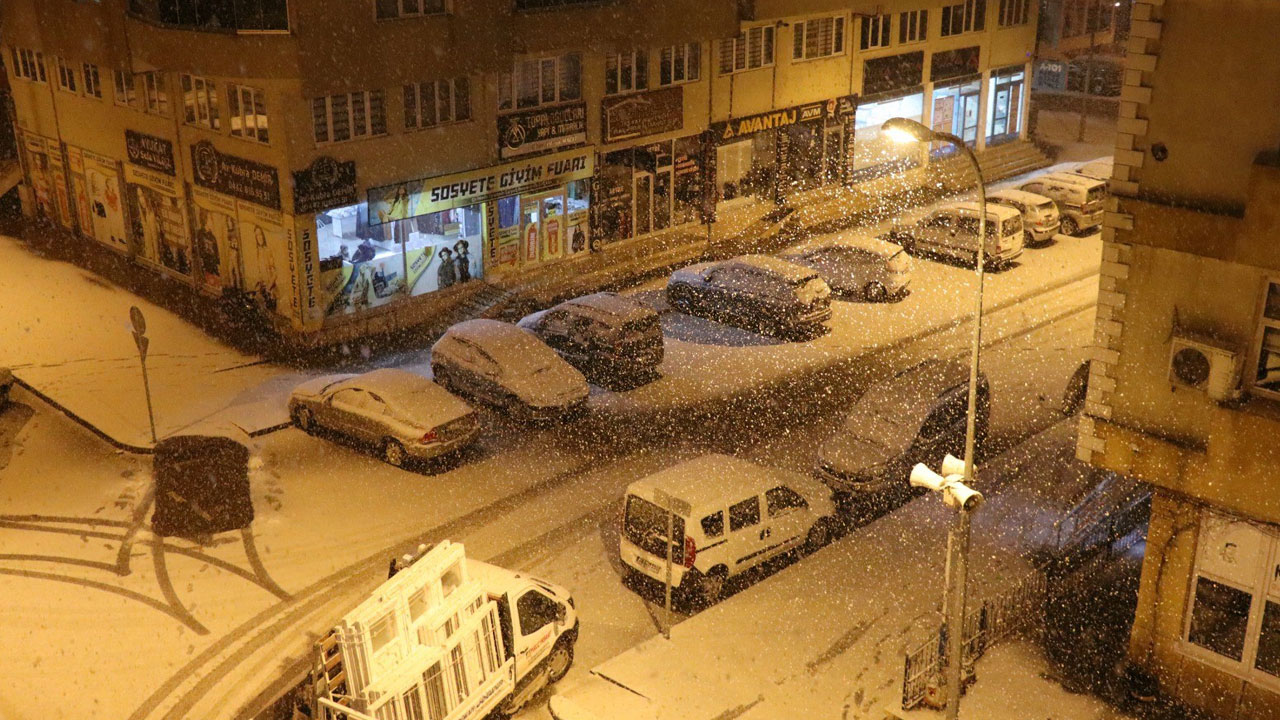 Oltu’da hava şaşırttı: Akşam kar, sabah bahar!