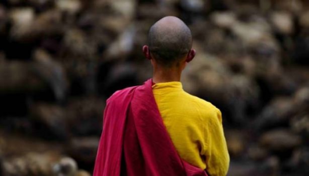 Foto - Ölülerini akbabalara yediriyorlar