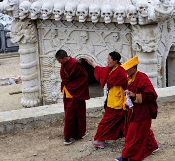 Foto - Ölülerini akbabalara yediriyorlar
