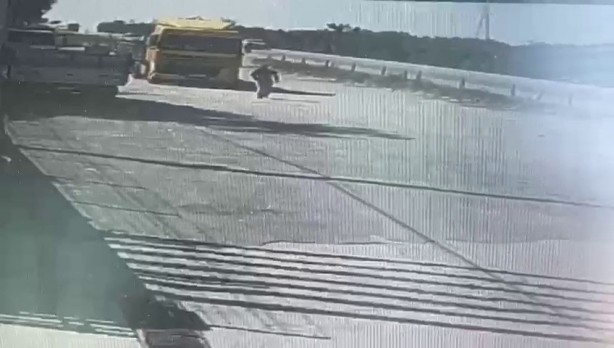 Foto - Ölüm böyle yakaladı! Park ettiği tırın freni boşalınca...