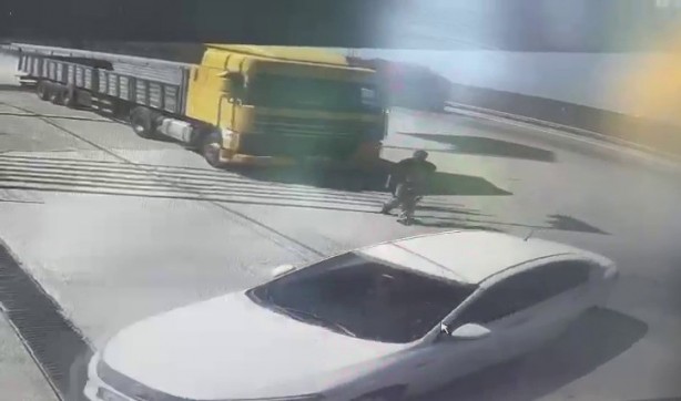 Foto - Ölüm böyle yakaladı! Park ettiği tırın freni boşalınca...