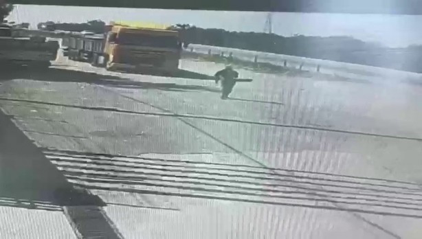 Ölüm böyle yakaladı! Park ettiği tırın freni boşalınca...