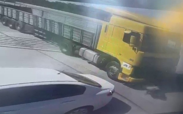 Foto - Ölüm böyle yakaladı! Park ettiği tırın freni boşalınca...