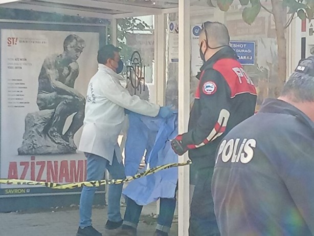 Foto - Ölüm durakta yakaladı! Minibüs bekleyen adam durakta can verdi