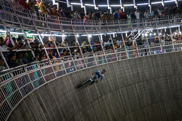 Foto - Ölümle burun buruna geliyorlar! 'Ölüm parkuru' yürekleri ağza getirdi